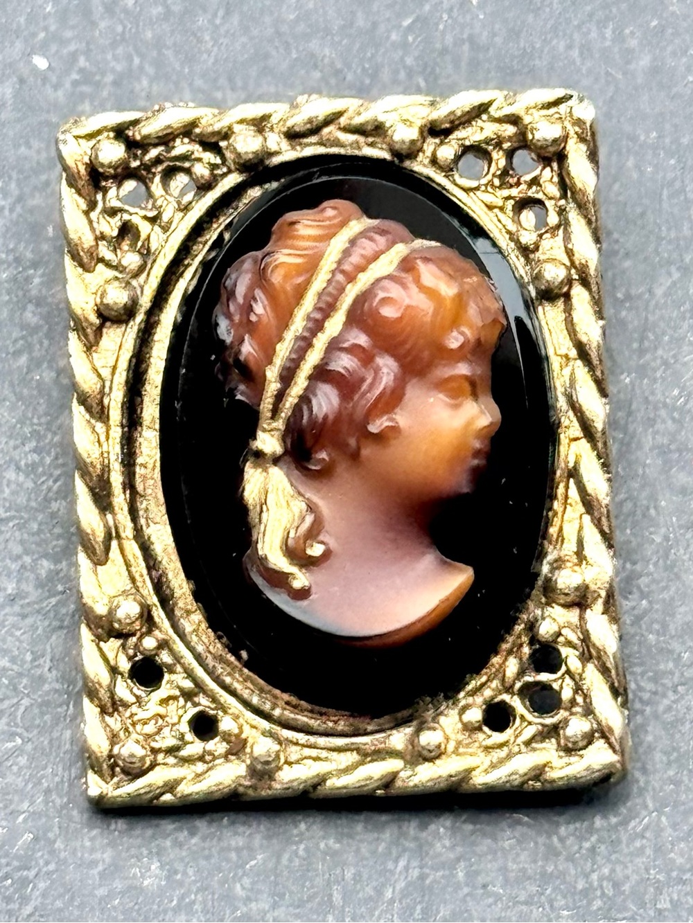 Antique Victorian Cameo Brooch in Gold with Brown Cameo